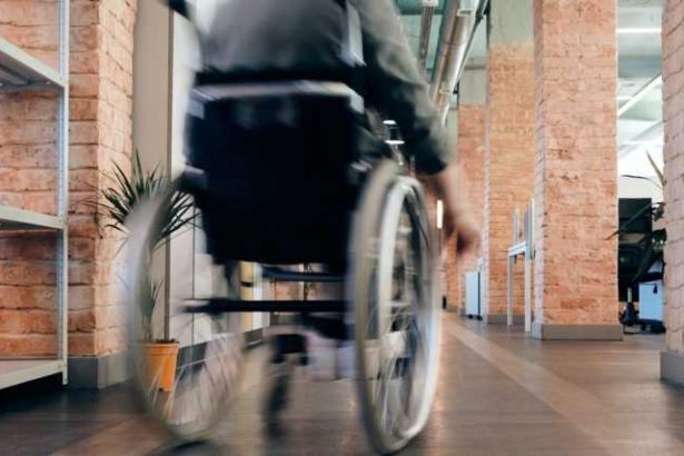 Copiii cu dizabilitati ar putea beneficia de un nou ajutor financiar anual de 500 de lei