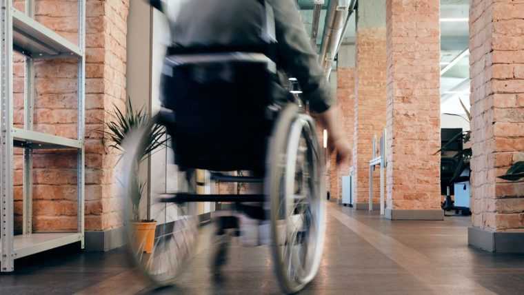 Copiii cu dizabilitati ar putea beneficia de un nou ajutor financiar anual de 500 de lei