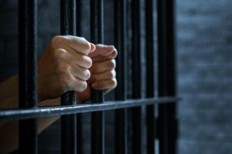 Doi romani condamnati in Franta pentru profanarea a zeci de morminte in schimbul a cateva mii de euro