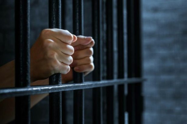 Doi romani condamnati in Franta pentru profanarea a zeci de morminte in schimbul a cateva mii de euro