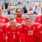 Echipa nationala de fotbal care se antreneaza printre serpi