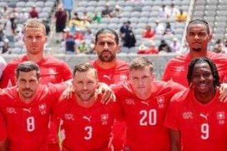 Echipa nationala de fotbal care se antreneaza printre serpi
