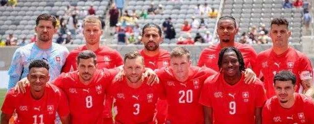 Echipa nationala de fotbal care se antreneaza printre serpi