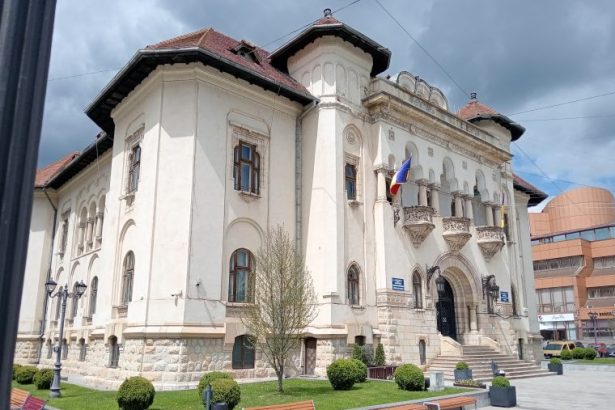 Este grav Un alt angajat al Primariei Campulung a fost internat in stare critica