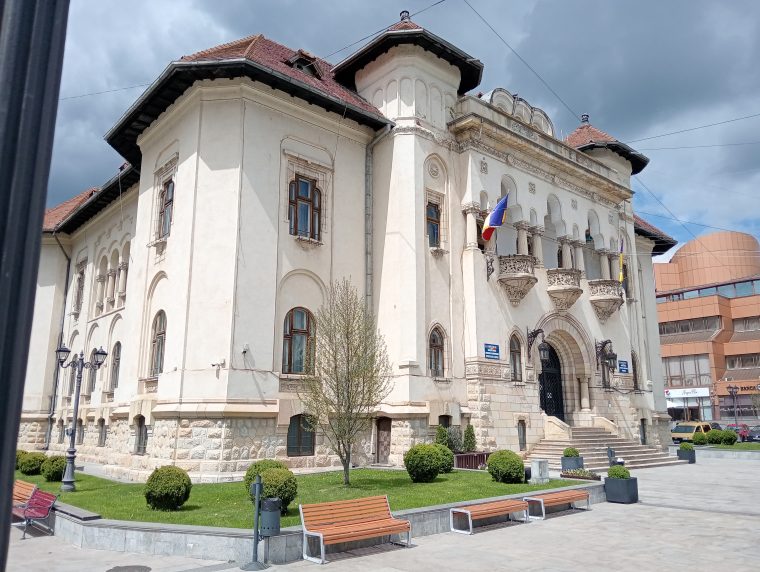Este grav Un alt angajat al Primariei Campulung a fost internat in stare critica