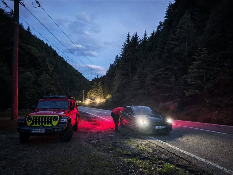 Familie cu gravida salvata de Salvamont pe Transfagarasan