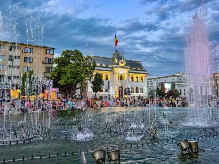 Fantana muzicala din centrul Pitestiului a inceput programul de var