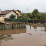 Furtunile puternice au provocat distrugeri in mai multe judete Zeci de gospodarii inundate si trafic afectat pe drumuri importante