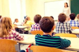Invatatoare retinuta dupa ce ar fi agresat un copil care a distrus un document cu rezultatele evaluarii