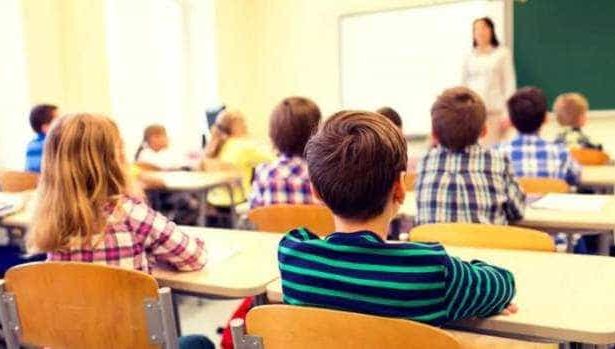 Invatatoare retinuta dupa ce ar fi agresat un copil care a distrus un document cu rezultatele evaluarii