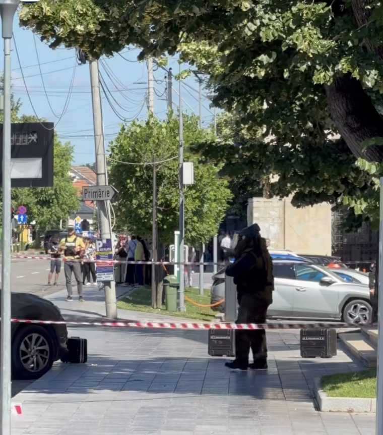 O valiza abandonata in fata Galeriei de Arta a alertat autoritatile din Pitesti si a pertrubat traficul