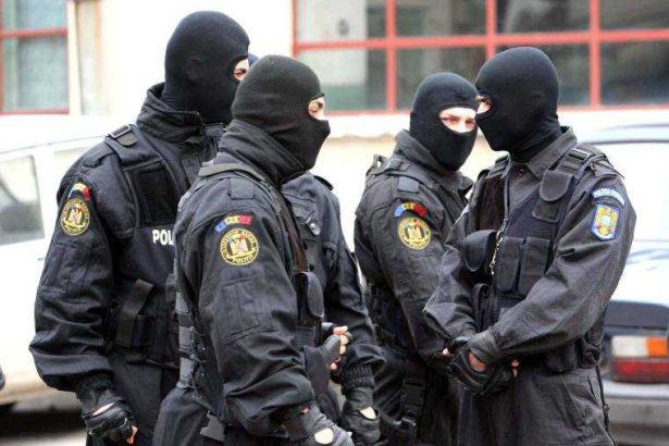 Perchezitii in Mehedinti intr un caz de braconaj si detinere ilegala de arme Doi barbati au fost arestati