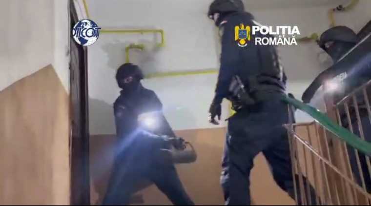 Pitesti Tineri de 16 ani implicati in trafic de droguri de mare risc