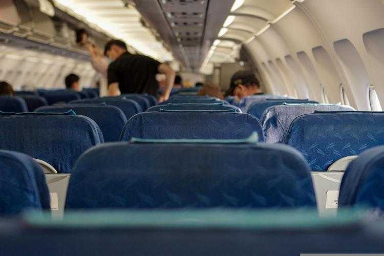 Romanaca amendata pentru utilizarea unei tigari electronice in timpul zborului cu un avion Wizz Air