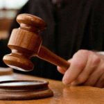 Tanar condamnat la 25 de ani de inchisoare pentru omorul mamei injunghiata de zeci de ori