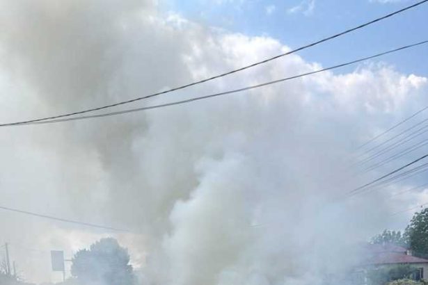 Tractorist ars intr un incendiu izbucnit la doua tunuri de baloti