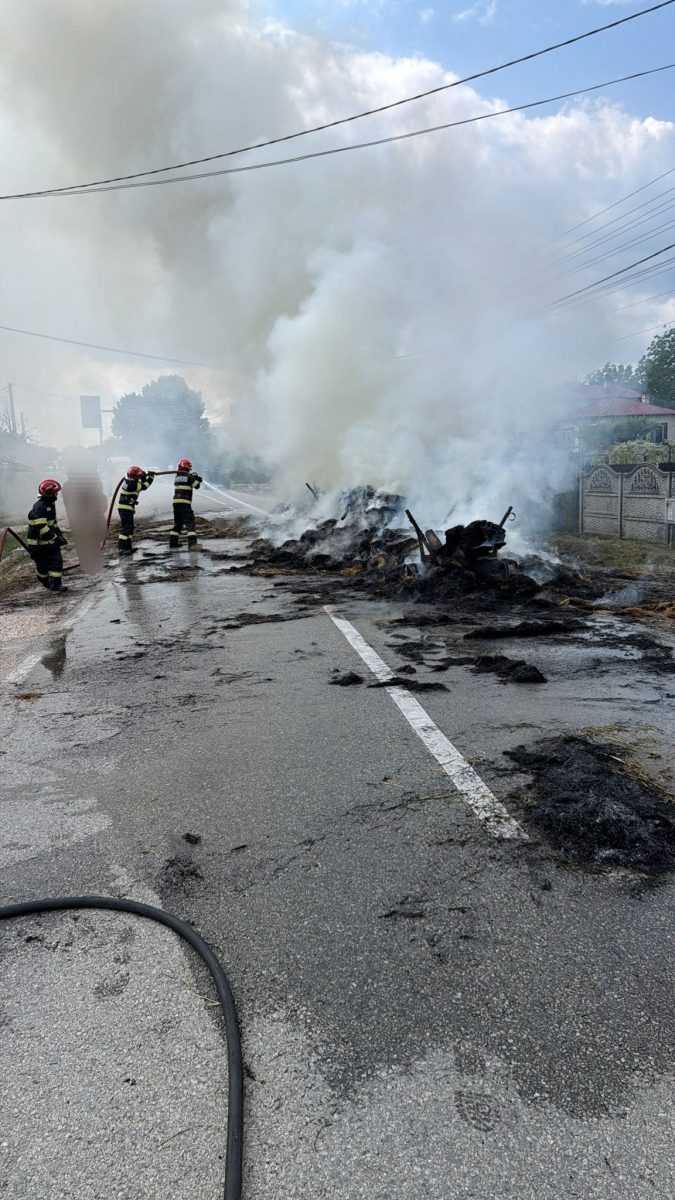 Tractorist ars intr un incendiu izbucnit la doua tunuri de baloti
