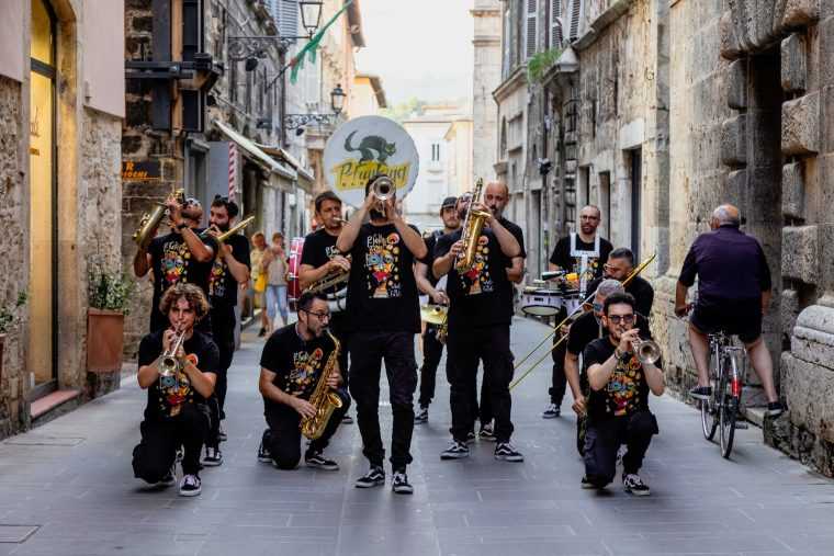 Trei spectacole in strada la Pitesti sambata Te invitam in Piata Primariei