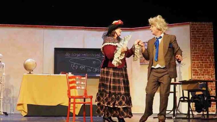 Un profesor plin de vicii vine la Pitesti Invitatie la teatru