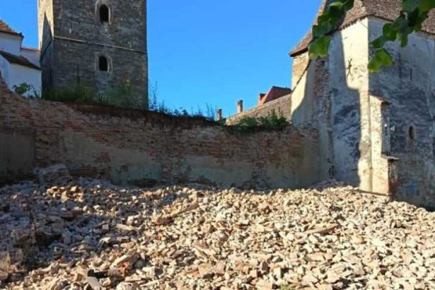 Zidul unei biserici fortificate de patrimoniu din Transilvania s a prabusit in timpul noptii