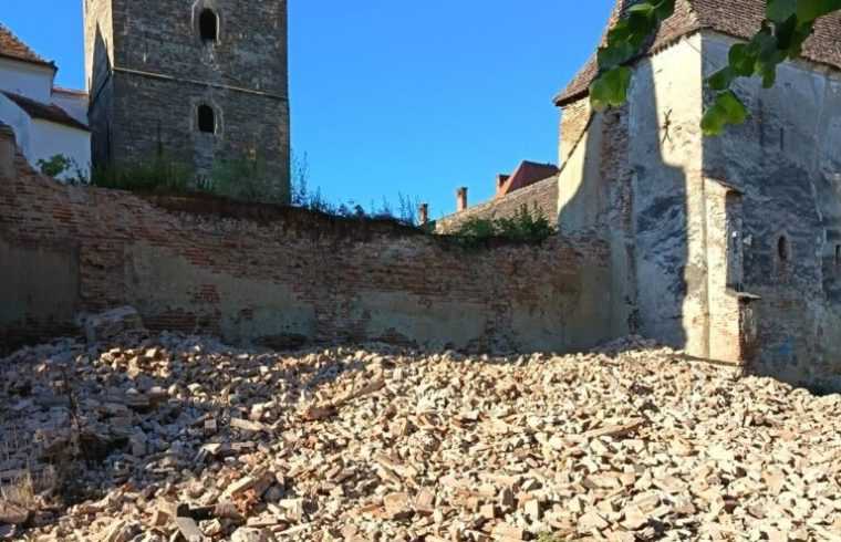 Zidul unei biserici fortificate de patrimoniu din Transilvania s a prabusit in timpul noptii