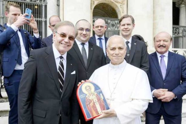 papa leon a primit o icoana realizata de preotul argesan cristian dragomirescu
