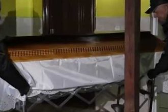 protest inedit in bihor un administrator de centre sociale a adus trupul unei persoane decedate la primarie
