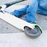 Adolescent accidentat pe trotineta electrica de un autoturism