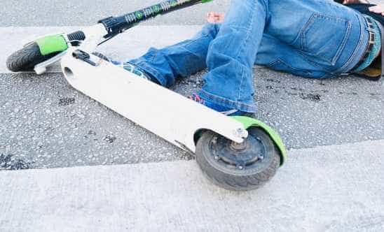 Adolescent accidentat pe trotineta electrica de un autoturism