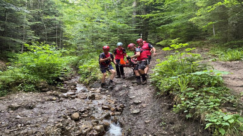 Adolescent de 15 ani salvat din Masivul Ceahlau dupa ce a suferit o accidentare grava pe un traseu dificil