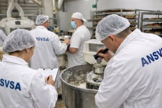 Amenzi de peste 15 milioane de lei in urma a mii de controale ANSVSA Ce au gasit inspectorii in fabricile de produse alimentare din Romania