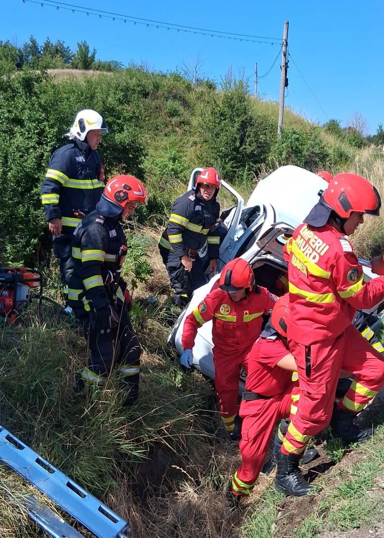 Arges Accident cu victime in autoturisme blocate