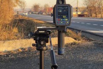 Arges Politistii lau oprit in trafic dupa ce au observat cum conducea