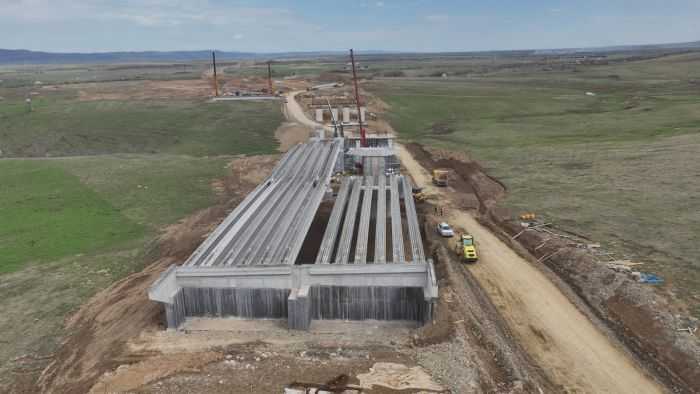 Autostrada ce transforma harta Romaniei progreseaza rapid Sute de utilaje si peste 1600 de muncitori lucreaza neincetat pe A13