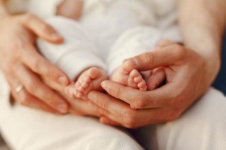 Bebelus de 4 luni din Vrancea luat in plasament dupa acuzatii serioase la adresa mamei