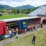Cadouri din Arges si Muscel pentru 100 de familii din Cracau Negru locul de nastere al IPS Calinic