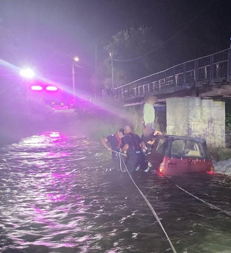 Campulung A ramas prins cu masina in rau