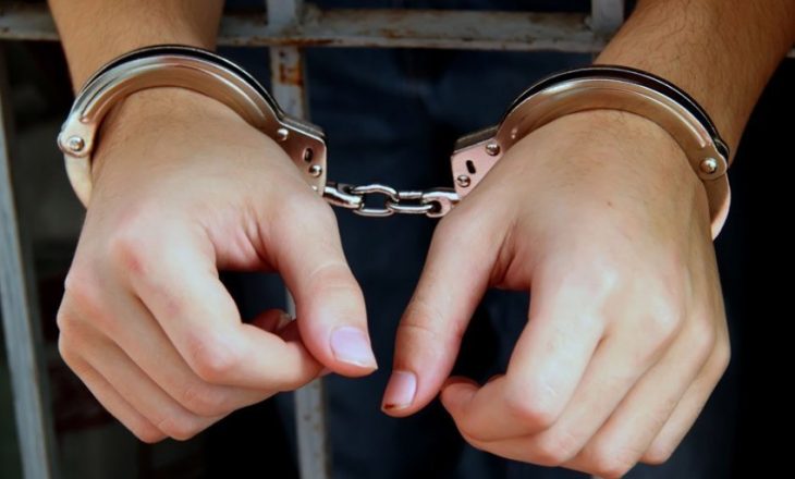 Cinci barbati arestati preventiv dupa ce au rapit si violat o femeie