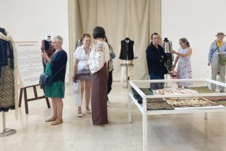 Costumul popular muscelean expus la Muzeul Taranului Roman