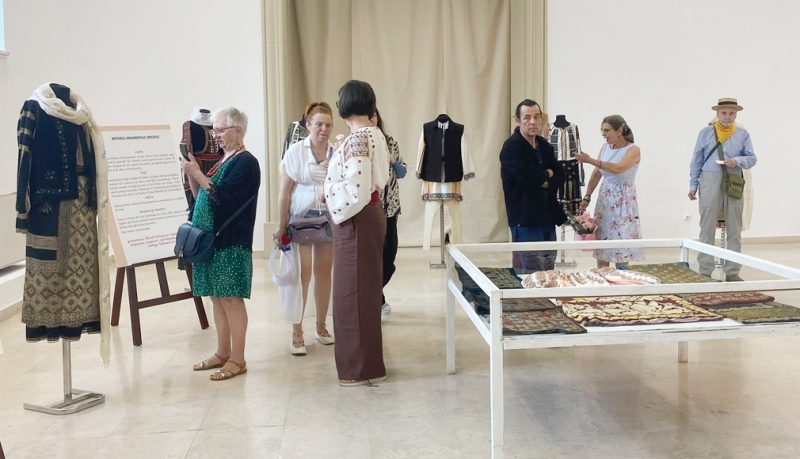 Costumul popular muscelean expus la Muzeul Taranului Roman