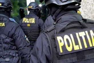 Doi tineri arestati pentru trafic de droguri de mare risc si substante psihoactive dupa ce au incercat sa distruga probele aruncandu le de la etaj