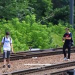 Doi tineri surprinsi pe sine in statia CFR Baneasa