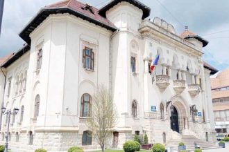 Dublama surala Primaria Campulung Arhivistul obligat sa intocmeasca rapoarte lunare de activitate in timp ce ceilalti sunt exclusi de la aceasta obligatie