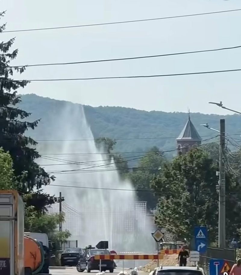 Echipele Veolia actioneaza pentru repararea avariei la conducta principala de apa din Curtea de Arges