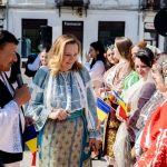 Elena Lasconi la parada imbacata intr un costum popular autentic de 10 kilograme
