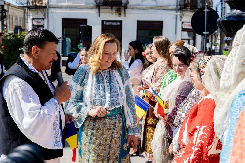 Elena Lasconi la parada imbacata intr un costum popular autentic de 10 kilograme