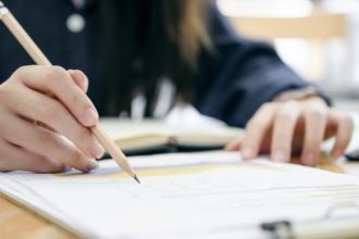 Elevii cu media 10 la Evaluarea Nationala si Bacalaureat ar putea beneficia de premii de pana la 5000 de lei Proiectul este in consultare publica