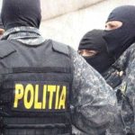 Interventie spectaculoasa in Bucuresti un avocat ar fi fost tinut impotriva vointei sale dintr un apartament Partenera sa transportata la spital