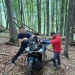 Motociclist recuperat dupa o cadere de 50 de metri intr o prapastie