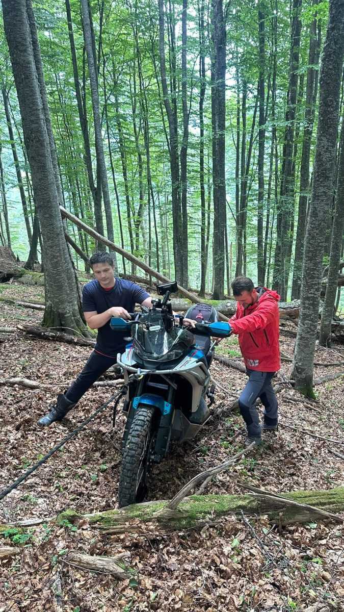 Motociclist recuperat dupa o cadere de 50 de metri intr o prapastie